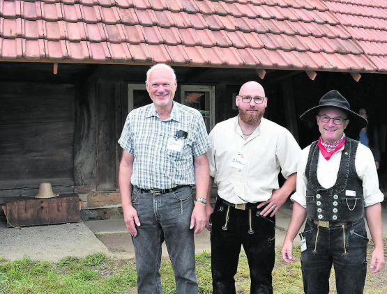 Wecken das Hochstudhaus im Hard aus dem Dornröschenschlaf: Besitzer Kurt Jenni und die Zimmerleute Damian Jungo und Martin Hoffmann (v.l.n.r.) anlässlich des Tags der offenen Tür im vergangenen August. (Bilder: hg.)