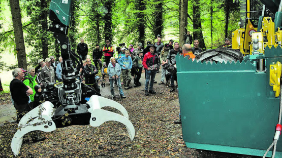 Grosses Interesse für die Neuanschaffung: Gebannt lauschten die Waldumgänger den Worten von Willi König, welcher diesen Koloss erklärte. (Bilder: st.)