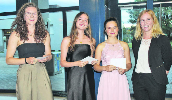 Die besten Abschlüsse: (v.l.n.r.) Larissa Krummenacher, Rain (5.50), Zoe Brun, Beromünster (5.50), Salome Ehrler, Sempach (5.57) mit Fabienne Andermatt vom Verein der Ehemaligen der KSB.