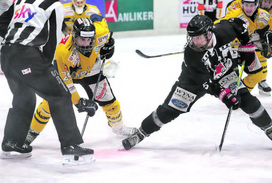 Marco Vogt (r.) erzielte in der Meisterschaft 2023/2024 bisher am meisten Tore für die Red Lions. Der 34-Jährige traf 20-mal und ist damit zweitbester Torschütze der Liga, dazu kommen 15 Assists. Lediglich Gian-Luca Thöny vom EHC Wetzikon (22 Tore, 14 Assists) holte einen Punkt mehr. (Archivbild: rc.)