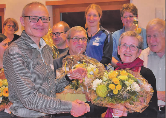 «Freiwillige des Jahres 2019»: Zetzwils Gemeindeammann Daniel Heggli überreichte Ruth Heiniger, Gründungsmitglied des Frauenturnvereins, den Award. (Bilder: hg.)