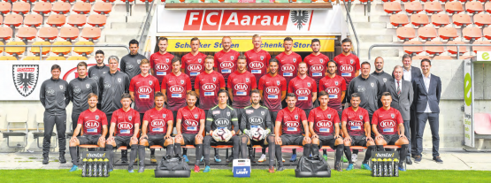 Mannschaftsbild FC Aarau Saison 2018/2019. Das Team verfügt über eine gute Mischung an jungen und erfahrenen Spielern. Mit gezielten Verstärkungen ist es Sportchef Sandro Burki (ganz rechts) gelungen, eine ambitionierte Mannschaft zusammenzustellen. (Bild: zVg.)