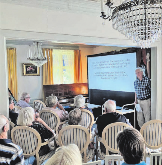 Torbjörn Lang erläutert in Voxnabruk dem schwedischen Publikum den Bezug zur Familie von Hallwyl im Seetal. (Bild: zVg.)