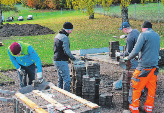 Hilfreiche Hände: Gemeinsam packten die Freiwilligen aus den verschiedenen Vereinen beim Rückbau mit an.