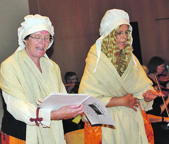 Das Lied der Mägde: Yvonne Härdi (li.) und Brigitte Wyss «verwandelten» sich mit wenigen Handgriffen vorübergehend in zwei Mägde. (Bilder: st.)