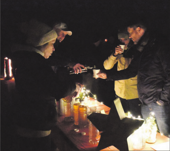Einweihung des Oberkulmer Laternenwegs: Mit Punsch und Lebkuchen wurde der 900 Meter lange Spazierweg südlich der Firma Romay eingeweiht. (Bilder: mars.)