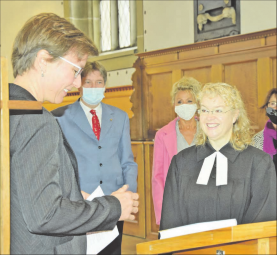 Wenn sie lächelt, wird es Licht: Die Vizedekanin (li.) nahm den Amtseid von Christine Bürk entgegen. (Bild: st.)