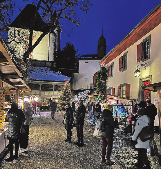 Die winterliche Umgebung mit den glänzenden Lichtern verbreitete eine bezaubernde Weihnachtsstimmung auf dem Schloss Liebegg.