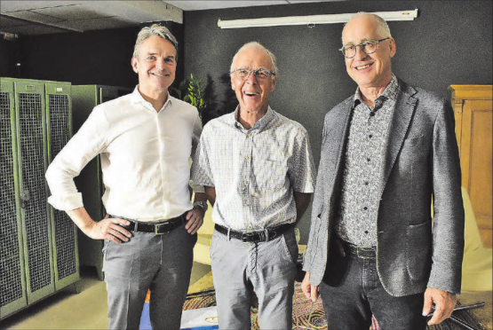 Geschichten aus dem Mikrokosmos: Ruedi Sager (Mitte) begrüsste mit Pfarrer Ruedi Bertschi (rechts) und dem Zürcher Nationalrat Beat Walti (links) zwei Dürrenäscher Ortsbürger, welche als wunderbare Erzähler agierten. (Bild: hg.)