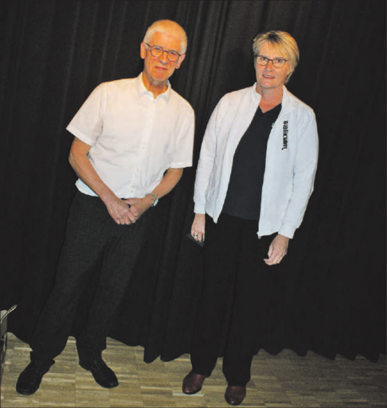 Einleitung in einen stimmigen Abend: Elisabeth Krack von der Regionalen Bibliothek Kulm begrüsste Andreas Friedli. (Bild: zVg.)