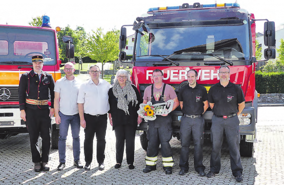 Offizielle Schlüsselübergabe für das neue Tanklöschfahrzeug: (v.li.) Beat Merz, Kdt Stv im Nostalgielook; Thomas Sauder, Gemeinderat Dürrenäsch; Rudolf Hirt, Vizeammann Leutwil; Claudia Brändle, Geschäftsleiterin Brändle AG, Patrik Gloor, Kdt. der Feuerwehr Dürrenäsch-Leutwil und zwei Angestellte der Tony Brändle AG. (Bilder: moha.)