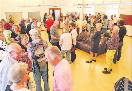 Kurz vor den Ansprachen lauschten die vielen Gäste den Klängen von Ariane Deubelbeiss am Klavier und Magdalena Zwahlen an der Querflöte.