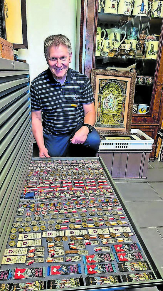 Feinsäuberlich abgelegt und geordnet: Richard Suter und seine vollständige Sammlung von allen 1.-August-Abzeichen. (Bilder: Jil Lüscher)