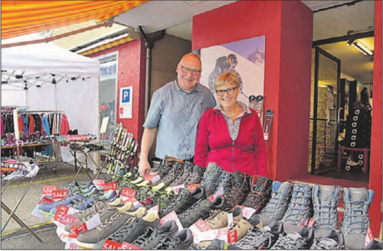 In Feierlaune: Vreni und Jürg Dietiker boten das Sortiment mit einem schönen Rabatt an und konnten viele Gratulanten und Glückwunschüberbringer begrüssen. (Bild: Martin Zürcher)