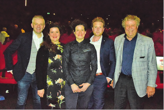 Sie bescherten den 250 Besuchern einen sowohl amüsanten als auch lehrreichen Abend: Rainer Maria Salzgeber, Isabel und Marisa Brunner, Dr. med. Felix Bertram sowie das Apotheker-Urgestein, Dr. Andreas Brunner (v.l.). (Bilder: st.)