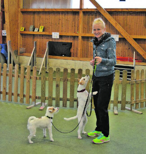 Die Dogcross-Begründerin und Turnier-Organisatorin, Ursula Känel Kocher, mit ihren Hunden «Pistache» und «Soleil». Im Hundesportzentrum «Sporty-Dogs» werden seit sieben Jahren Dogcross-Stunden angeboten. Die Nachfrage ist gross. (Bild: zVg.)