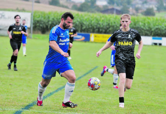 Das Heimteam im blauen Trikot kam mit einem blauen Auge davon: Die «Grünen» aus Gontenschwill nehmen nur einen Punkt mit. (Bild: Roland Jaus)