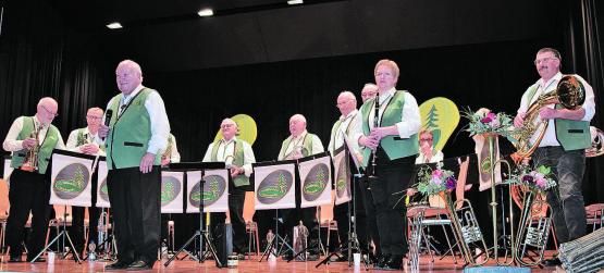 Sie verwöhnten das Publikum: Die Schiltwalter Blaskapelle steht neu unter der Leitung von Willy Walter aus Leissigen am Thunersee. (Bilder: st.)