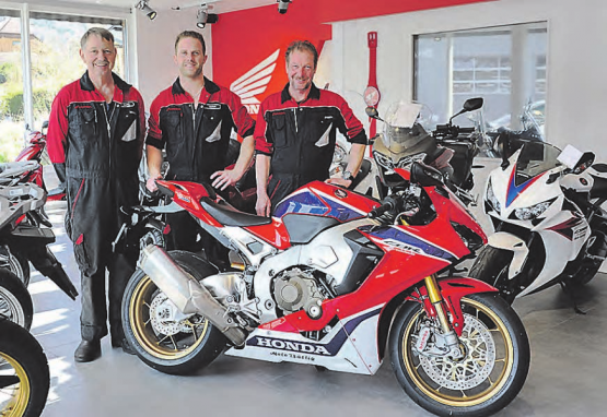 Bereit zur Honda-Frühlingsausstellung (v.l.):Willi Bättig, Chris Burri (neu Inhaber und Geschäftsführer) und Walter Hermann von der Moto Bättig AG. (Bild: mars.)