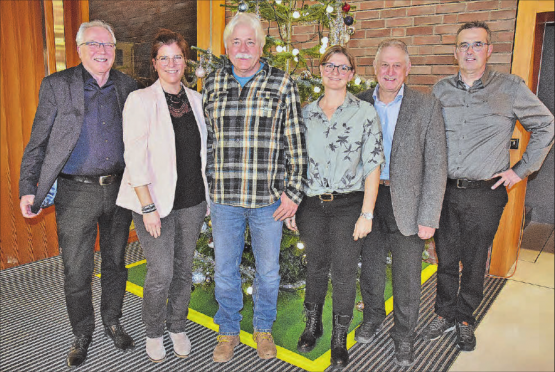 Die Wertschätzung des scheidenden Revierförsters offenbart sich vor dem Weihnachtsbaum: Markus Goldenberger, Livia Hofmeier, Urs Gsell, Irene Bärtschi, Uwe Essinger und Jost Waldispühl. (Bilder: aw.)