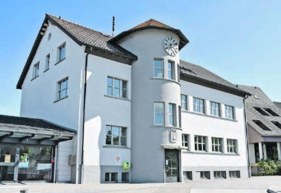 Die Zukunft zweier Schulen sicherstellen: Die Schule Leutwil verfügt zwar über ausreichend Platz, weist aber knapp ausreichende Schülerzahlen aus …