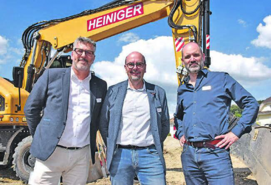 Spatenstich ist erfolgt: Eigentümervertreter Thomas Lavater (links), Gemeindeammann Thomas Buchschacher (Mitte) und Architekt Philipp Kim. (Bild: ran.)