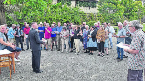 Spricht zu seinen Bürgern: Der Schöftler Gemeindeammann (Daniel Frey) weiss, worauf es ankommt, links «Narr» Rolf Neeser mit Blick in die Kamera. (Bilder: aw.)