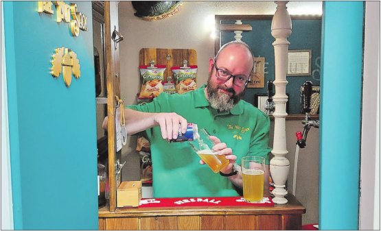 Kleine Bar ganz gross: Von der Eingangstür zur Rückwand hinterm Tresen sind es nur zirka 100 Zentimeter.