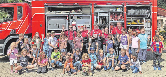 Plötzlich war die Feuerwehr da: Die Superhelden der Feuerwehr Entfelden-Muhen bescherten den Kindern in der Sommerwoche der reformierten Kirchgemeinde Oberentfelden ein tolles Erlebnis. (Bilder: zVg.)