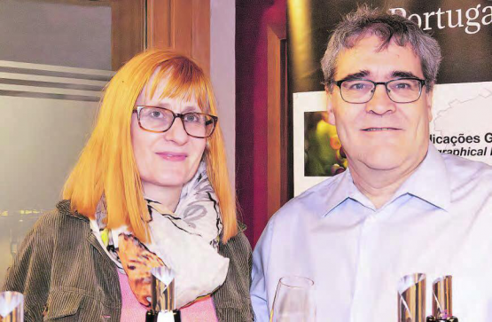Caroline Eichenberger und Pedro Pires luden zur gediegenen Portwein-Degustation im Huus74 ein. (Bild: Dominique Rubin)