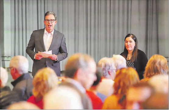 Gemeindeammann Rolf Buchser und Gewerbeverein-Präsidentin Kornelia Tanner: Sie sprachen über Digitalisierung, Hegmatte, Wasserkraftwerk, Zentrumsentwicklung und jede Menge Kultur, die auf die Schöftler im neuen Jahr wartet. (Bilder: Remo Conoci)