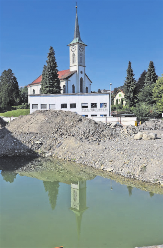 Die Kirche Menziker sollte hier bald nicht mehr gespiegelt werden können. Ist das Wasser abgeleitet und sind die Frösche gerettet, kann zum Monatswechsel auf der «Waag»-Baustelle weitergebaut werden. (Bild: rc.)