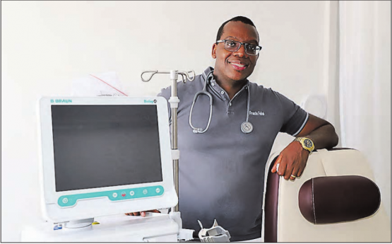 Dr. med. Christian Fahe ist startklar. In seiner Hausarztpraxis in Muhen stehen vier Dialyseplätze zur Verfügung. (Bild: rc.)