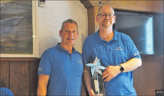 Wurde geehrt: Lukas Blaser (rechts) bekam von Präsident Stephan Schönbächler ein Präsent. (Bild: zVg.)