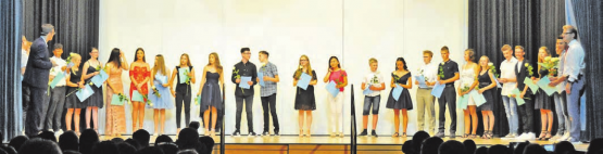 Schulschluss in Rickenbach: Alle Schulabgänger erhalten ihr Abschlusszertifikat und eine Rose. (Bilder: ml.)