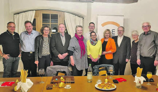Unter den Teilnehmern der Mitgliederversammlung sind Isabell Landolfo, und Oliver Hunziker direkt vor der Stele zu erkennen. (Bild: zVg.)