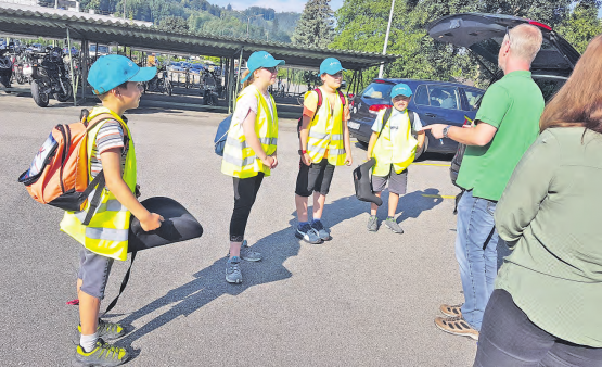 Die Aufregung war gross: Die Kinder durften im LWK mitfahren. (Bilder: zVg)
