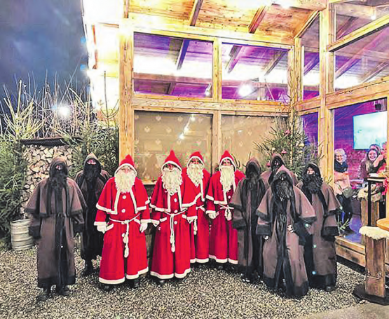 Nach dem Chlauszug liessen die Chäuse und Schmutzli mit allen Helfern und Fahrern den Abend gemütlich in der Bergbeiz Rütihof ausklingen.