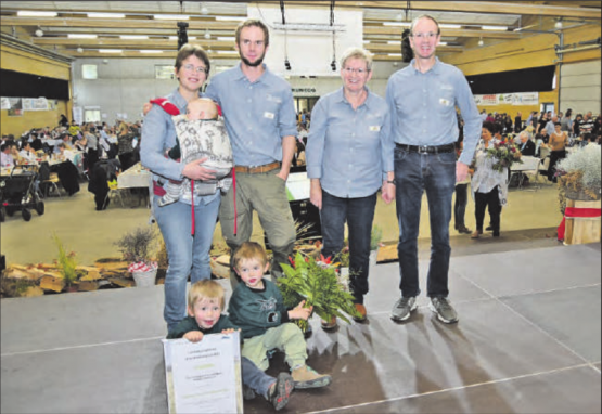 Freude bei der Familie Müller aus Staffelbach: Sie gewinnt den Hauptpreis im Rennen um den Titel «Aargauer Bäuerin oder Bauer des Jahres». (Bild: Patrick Schellenberg)