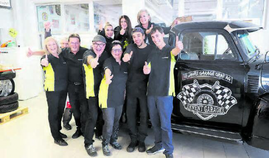 Daumen hoch! Das Team der Garage Graf in Zetzwil ist immer für einen besonderen Event zu haben.