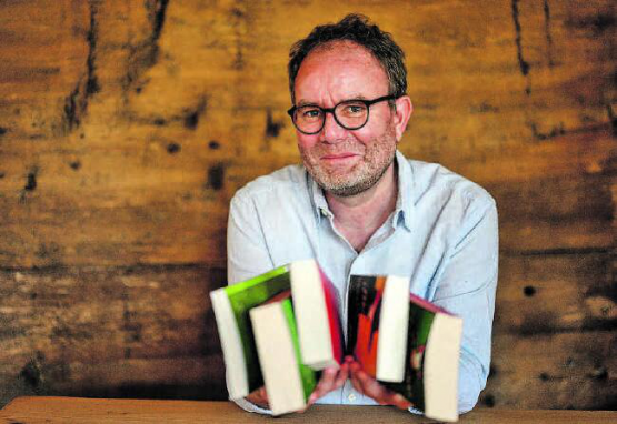 Autor Marcel Huwyler liest am 29. Februar in der Aula des Breiteschulhauses in Reinach aus seinem neusten Werk. (Bild: zVg.)