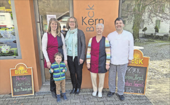 Die Familie Kern, von links: die beiden Schwestern Claudia Lüscher-Kern mit Sohn Ben und Andrea Röthlin Kern, ihre Mutter Käthi Kern und ihr Sohn, der Bäcker und Geschäftsführer Daniel Kern. (Bild: Kaspar Flückiger)