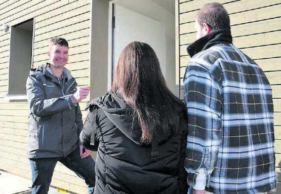 Martin Hochuli übergibt den glücklichen Eigentümern den Hausschlüssel.