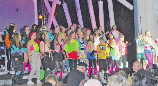 Der Jugendchor Seetal mit 60 motivierten Jugendlichen präsentierte im Beinwiler Löwensaal ein tolles Konzert.(Bilder: hh.)