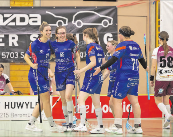 Erleichterung nach Zittersieg: Die Damen von Lok Reinach gingen gegen UC Yverdon als Siegerinnen vom Platz. (Bild: Roland Wick)