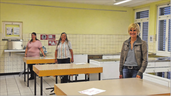 Mittagstisch und Nachmittagsbetreuung: Der «Verein z’Mittag» in Beinwil am See erfüllt ab dem neuen Schuljahr ein verbreitetes Bedürfnis. In der Schulküche vom Schulhaus Steineggli (v.l.): Julia Meier (Fachangestellte Betreuung), Marianne Thalmann (Betriebsleiterin, Sozialpädagogin), Andrea Sennrich (Vereinspräsidentin). (Bild: mars.)