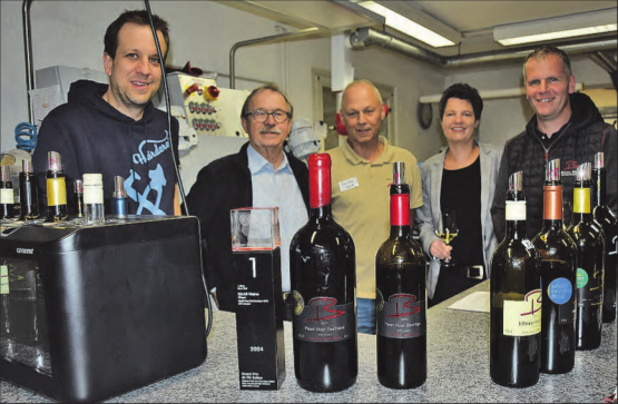 Eine Gemeinschaftsausstellung der besonderen Klasse (v.l.): Christian Härdi, Roland Stöckli, Manfred Mauch und das Ehepaar Sibylle und Peter Bächli mit ihrem Spitzenwein und Sieger im Vordergrund. (Bilder: st.)