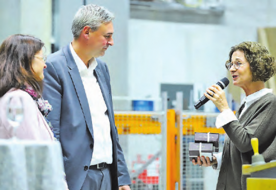 Referierten über die «Halbierungsinitiatve»: Christian Glur (SVP) und Priska Wismer-Felder (Die Mitte), mit Gastgeberin Sabina Freiermuth. (Bilder: rc.)