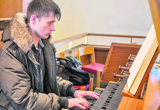 Daniel Pochwala, Organist der reformierten Kirchgemeinde Reinach-Leimbach lädt zusammen mit Flötistin Eleonora Bišcevic zu einem ganz besonderen Konzert ein. (Bild: psi.)