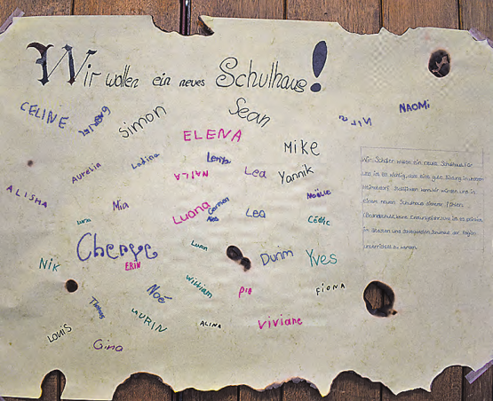 «Wir wollen ein neues Schulhaus»: warben die Birrwier Schüler für ein Geschäft, das kurzfristig von der Traktandenliste gestrichen werden musste, bald aber wieder auf dem Tisch sein wird. (Bild: hg.)